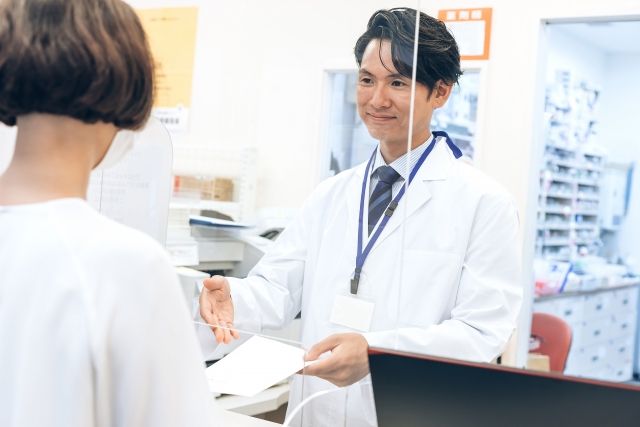 薬剤師がカウンターで対応する様子